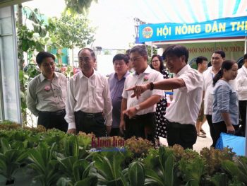 Phó Chủ tịch UBND tỉnh Nguyễn Tiến Dũng (thứ 2 từ trái sang) tham quan các gian hàng sau lễ khai mạc