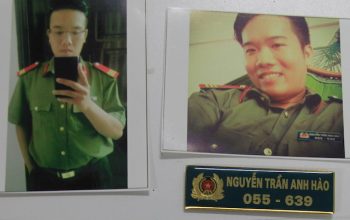 Nam thanh nien mua trang phuc canh sat, roi di lua dao hinh anh 2