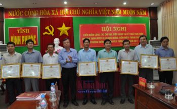 Ông Huỳnh Anh Minh – Phó chủ tịch UBND tỉnh Bình Phước trao tặng Bằng khen cho các cá nhân có nhiều thành tích đóng góp đưa 12 xã điểm cán đích năm trong năm 2016