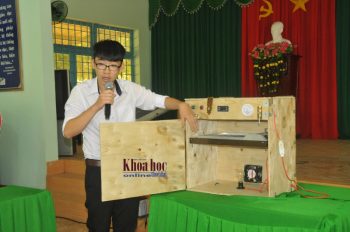 Thí sinh Nguyễn Gia Huy - học sinh trường THPT chuyên Bình Long trình bày sản phẩm máy ấp trứng bằng năng lượng mặt trời