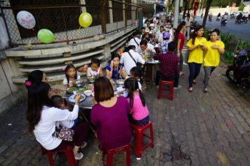 Khi cơm tiệm 'lấn sân'... cơm nhà 