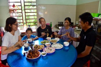 Khi cơm tiệm 'lấn sân'... cơm nhà 