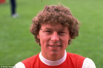 Năm 1980, Arsenal chi 1,25 triệu bảng chiêu mộ tiền đạo Clive Allen từ QPR. Dù vậy, cầu thủ này chỉ thi đấu 3 trận cho “Pháo thủ, trước khi được trao đổi với hậu vệ cánh trái Kenny Sansom của Crystal Palace. Nhiều người cho rằng, Arsenal mua Clive Allen với mục đích duy nhất là dụ dỗ Crystal Palace “nhả” Kenny Sansom.