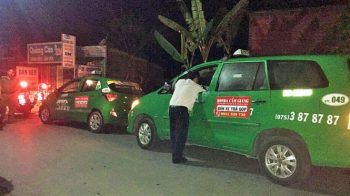 Hơn chục tài xế truy đuổi nghi phạm cướp taxi trong đêm 