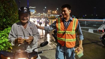 Tặng hàng trăm áo mưa trong mưa Sài Gòn 