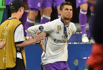 ​Ronaldo chấn thương vì… ăn mừng quá “sung”