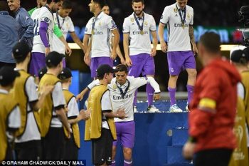 ​Ronaldo chấn thương vì… ăn mừng quá “sung”