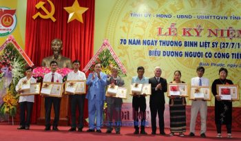 1.	Ông Nguyễn Văn Lợi - Ủy viên Trung ương Đảng, Bí thư Tỉnh ủy và ông Nguyễn Văn Trăm - Chủ tịch UBND tỉnh trao Huân chương Độc lập hạng Ba cho các gia đình có công tiêu biểu