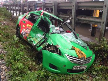 Tàu hỏa tông taxi văng xa 30 mét, lái xe nguy kịch 