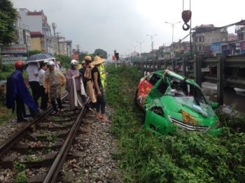 Tàu hỏa tông taxi văng xa 30 mét, lái xe nguy kịch 