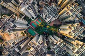 Không gian xanh nằm giữa các khu phức hợp khổng lồ ở Hong Kong. (Nguồn: NatGeo)