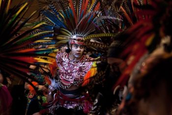 Thần Mặt trời. (Nguồn: NatGeo). Một người đàn ông trong các điệu múa trang phục truyền thống tại một sự kiện được tổ chức để mừng năm mới Aztec ở Seattle, Washington.