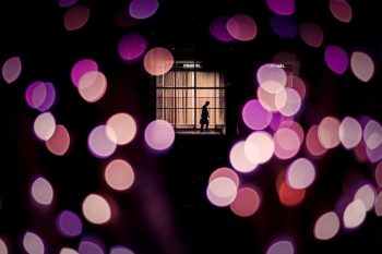 Một hành khách bên trong nhà ga xe lửa Shinjuku ở Tokyo. (Nguồn: NatGeo)