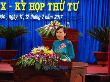 Bà Huỳnh Thị Hằng - UVBTV Tỉnh ủy, Phó chủ tịch Thường trực UBND tỉnh Bình Phước báo cáo tại kỳ họp  