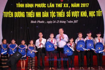 Ban tổ chức trao quà và Giấy khen cho các cá nhân đạt giải tại Liên hoan