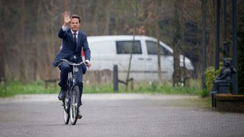 
Thủ tướng Hà Lan, ông Mark Rutte luôn khiến mọi người khâm phục khi đi xe đạp đến chỗ làm hàng ngày
