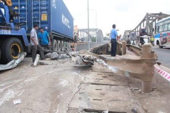 Xe container 'vắt' lơ lửng trên thành cầu Sêrepok 