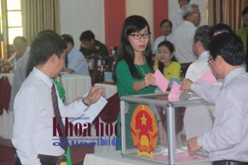 Các đại biểu bỏ phiếu bầu bổ sung  thành viên UBND tỉnh Bình Phước