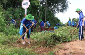 Các chiến sỹ tình nguyện phát quang đường