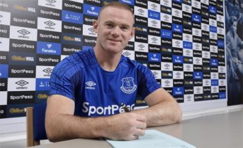 Rooney mặc áo Everton khi ký hợp đồng hôm nay 9/7. Ảnh: AFP.