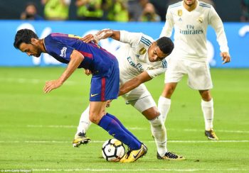  Hai tiền vệ trung tâm Busquets và Casemiro trong tình huống tranh chấp 