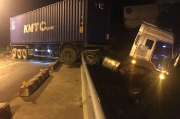 Xe container 'vắt' lơ lửng trên thành cầu Sêrepok 