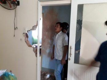 Nhà dân bị hư hỏng sau tiếng nổ lớn. Ảnh: Phước Tuấn