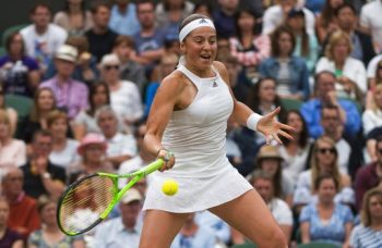 
Jelena Ostapenko trong trận đấu với Venus Williams
