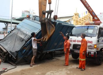 Xe rác sụp 'hố tử thần' giữa đường Sài Gòn 