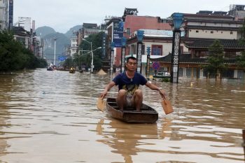 Trung Quốc vừa hứng lũ vừa chịu nóng, 33 người chết 