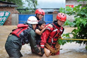 Trung Quốc vừa hứng lũ vừa chịu nóng, 33 người chết 