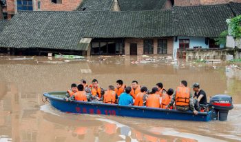 Trung Quốc vừa hứng lũ vừa chịu nóng, 33 người chết 