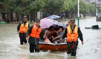 Trung Quốc vừa hứng lũ vừa chịu nóng, 33 người chết 