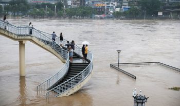 Trung Quốc vừa hứng lũ vừa chịu nóng, 33 người chết 