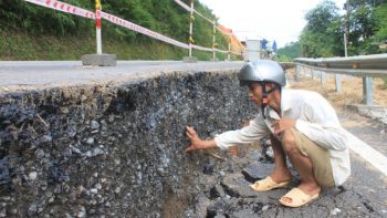 Sụt lún nghiêm trọng ở đường nối Thanh Hóa với Lào 