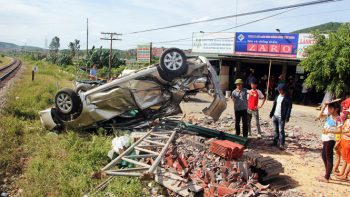 Tàu hỏa đâm nát ôtô, hai người chết tại chỗ 