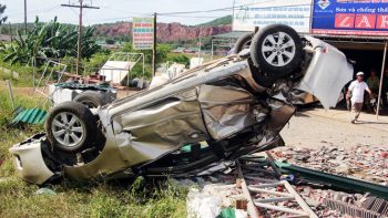 Tàu hỏa đâm nát ôtô, hai người chết tại chỗ 