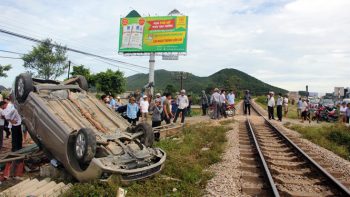 Tàu hỏa đâm nát ôtô, hai người chết tại chỗ 