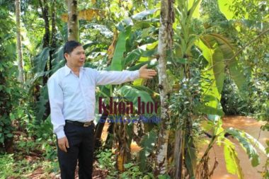 2.	Ông Ngô Văn Quýnh thị sát con suối gần nhà ở xã Đức Liễu, huyện Bù Đăng, tỉnh Bình Phước để hướng đến đầu tư nhà máy thủy lực xanh đa năng
