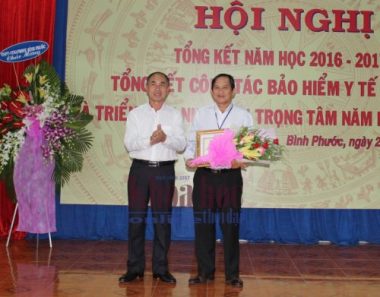 Ông Nguyễn Tiến Dũng - Phó chủ tịch UBND tỉnh Bình Phước trao Bằng khen của Bộ Giáo dục và Đào tạo cho Sở Giáo dục - Đào tạo tỉnh