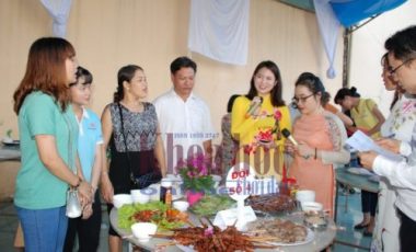 Các thanh niên Việt – Nhật cùng gia đình nuôi tham gia chương trình ẩm thực