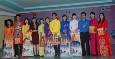 Thanh niên Việt - Nhật cùng lãnh đạo tỉnh chụp hình lưu niệm