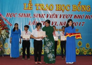 Bà Trần Tuệ Hiền - Phó bí thư thường trực Tỉnh ủy, Chủ tịch HĐND tỉnh trao Giấy chứng nhận và học bổng cho các em học sinh