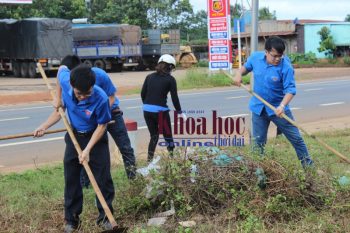 Thanh niên Đoàn Khối cơ quan tỉnh Bình Phước tham gia dọn vệ sinh trong chiến dịch “Kỳ nghỉ hồng” năm 2017 tại xã Phú Sơn, huyện Bù Đăng, tỉnh Bình Phước  