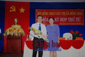 Phó Bí thư Thường trực Tỉnh ủy, Chủ tịch HĐND tỉnh Trần Tuệ Hiền tặng hoa chúc mừng tân Chủ tịch UBND thị xã Đồng Xoài Lê Trường Sơn