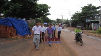 Quyền Chủ tịch UBND thị xã Đồng Xoài Lê Trường Sơn thị sát thực tế đường Nguyễn Huệ