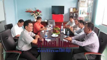 1.	Chủ tịch UBND thị xã Đồng Xoài, tỉnh Bình Phước Lê Trường Sơn(bên trái) làm việc với lãnh đạo Công ty cổ phần đầu tư & phát triển công nghệ môi trường Bình Phước