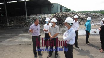 2.	Ông Nguyễn Duy Hòa (bên trái) - Tổng giám đốc Công ty cổ phần đầu tư & phát triển công nghệ môi trường Bình Phước giới thiệu về quy trình sản xuất của nhà máy với Chủ tịch UBND thị xã Đồng Xoài, tỉnh Bình Phước Lê Trường Sơn 