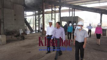 3.	Chủ tịch UBND thị xã Đồng Xoài, tỉnh Bình Phước Lê Trường Sơn (bên phải) tham khu sản xuất xử lý chế biến rác thải của Công ty cổ phần đầu tư & phát triển công nghệ môi trường Bình Phước