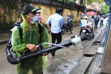 Huy động quân đội phun hóa chất diệt muỗi 